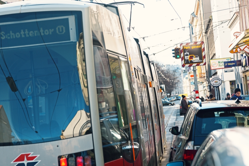 Tram-In-Takt II System in der Döblinger Hauptstraße mit Zug der Linie 37, Jänner 2016