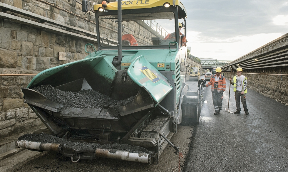 Asphaltierungsarbeiten entlang der Trasse im Bereich Ober St. Veit.