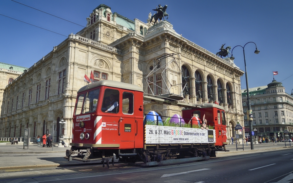 Heuer erstmals wird eine mit Ostermotiven dekorierte Lore der Wiener Linien in der Stadt untwegs sein, Hier auf dem Ring vor der Oper.