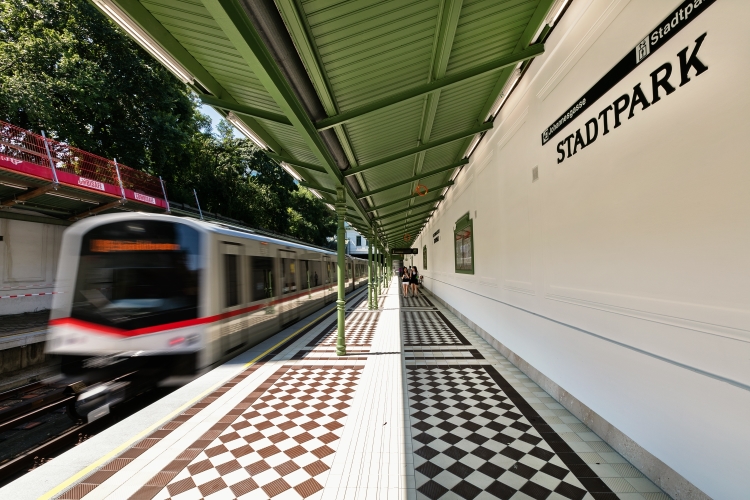 U4 Station Stadtpark, erster Bahnsteig und Stiegen Richtung Hütteldorf wurden saniert. Juli 2016