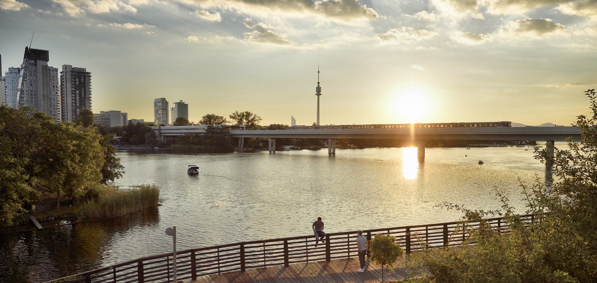 Zug der Linie U1 auf der Brücke über die Alte Donau.