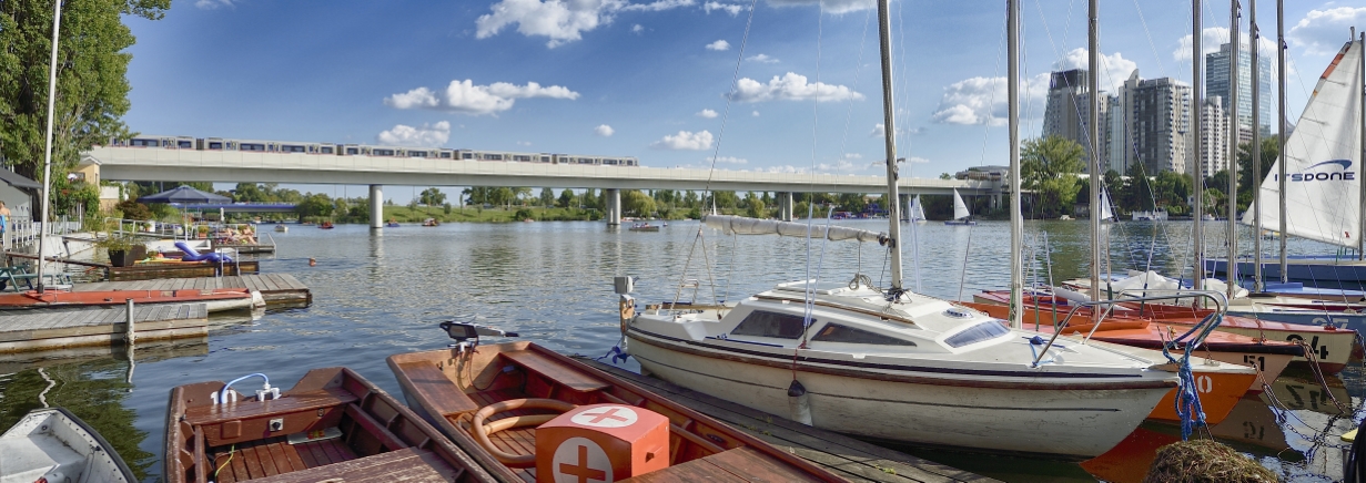 Zug der Linie U1 auf der Brücke über die Alte Donau.