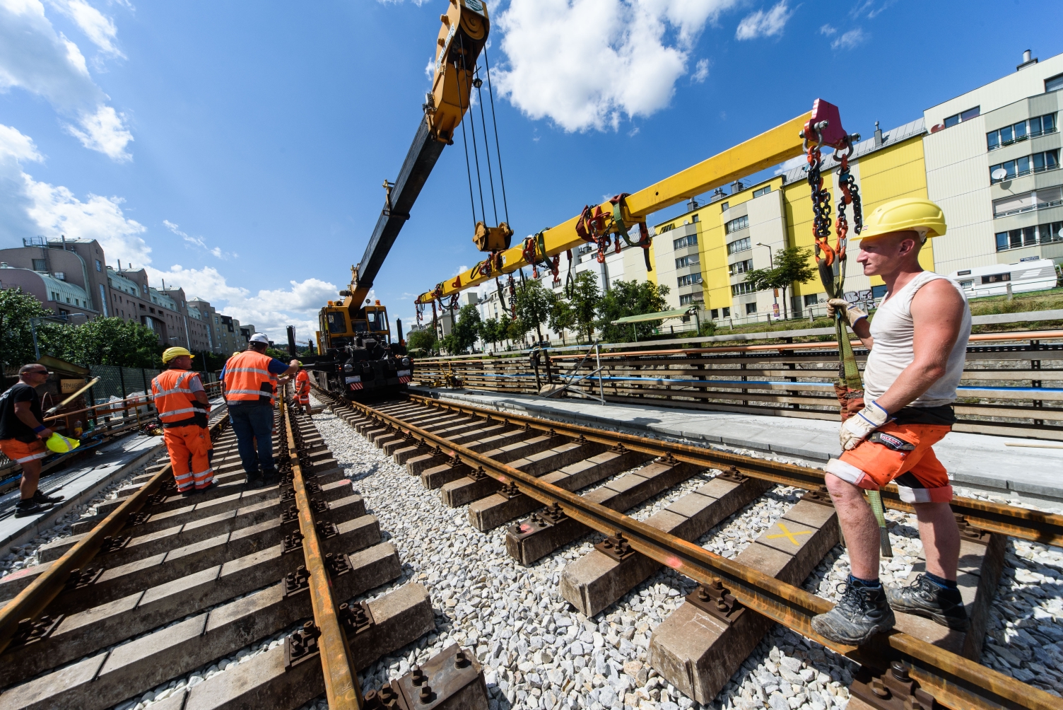 Verlegung der neuen Gleise im Streckenbereich Ober St. Veit.