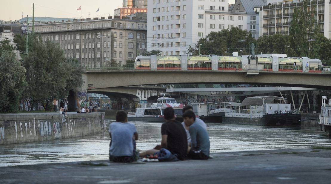 Straßenbahn der Linie 2 auf der Marienbrücke.