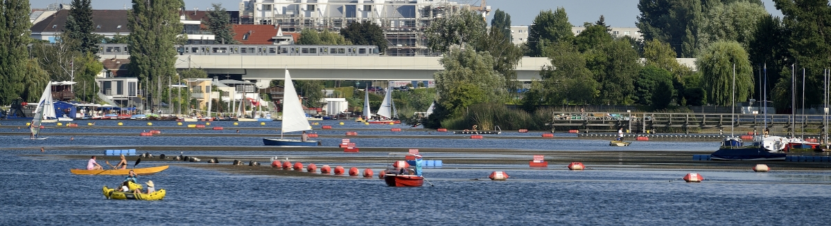 Zug der Linie U1 auf der Brücke über die Alte Donau.