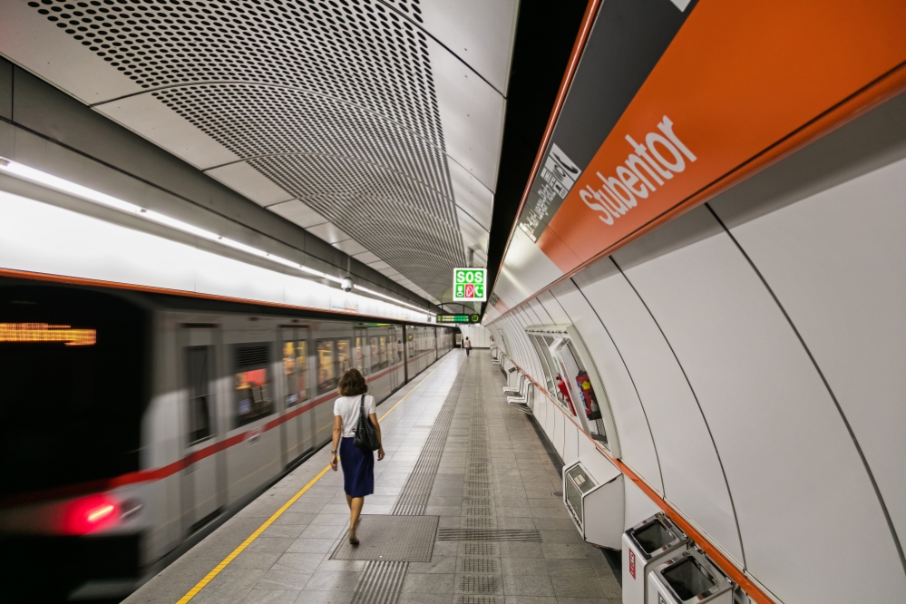 U-Bahn Zug der Linie U3 Fahrtrichtung Ottakring in der Station Stubentor