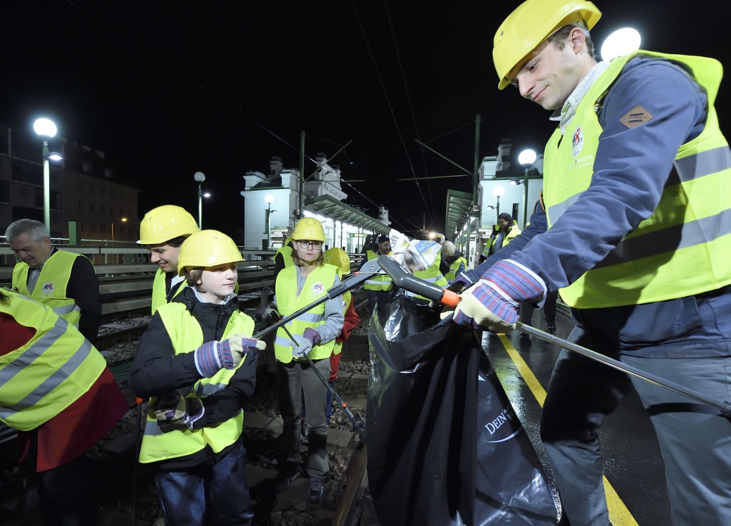 Reinigung des Gleisbereichs der U6 Trasse zwischen den Stationen Josefstädter Straße und Thaliastraße durch 25 Teilnehmer die per Heute-Gewinnspiel ausgewählt werden.