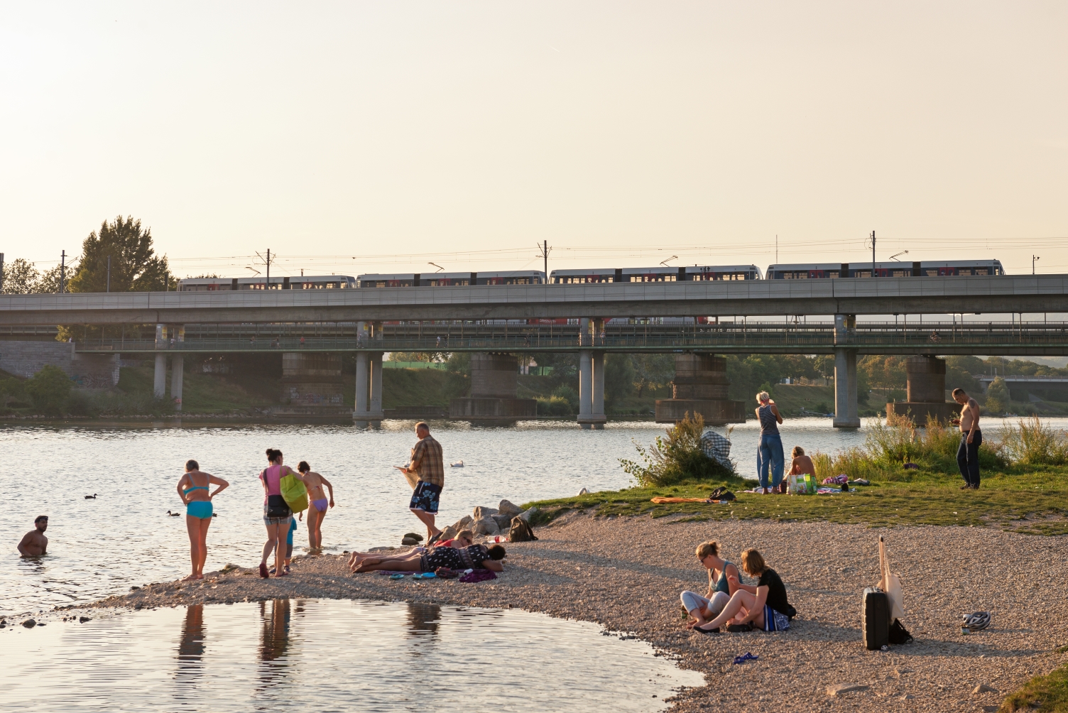 U6  Station Neue Donau mit T-Zug und Badegäste an der Donauinsel