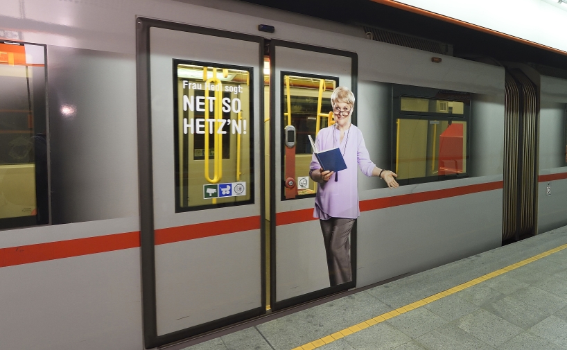 Beklebungen auf U-Bahn-Zügen machen auf das Blockieren der U-Bahn-Türen aufmerksam