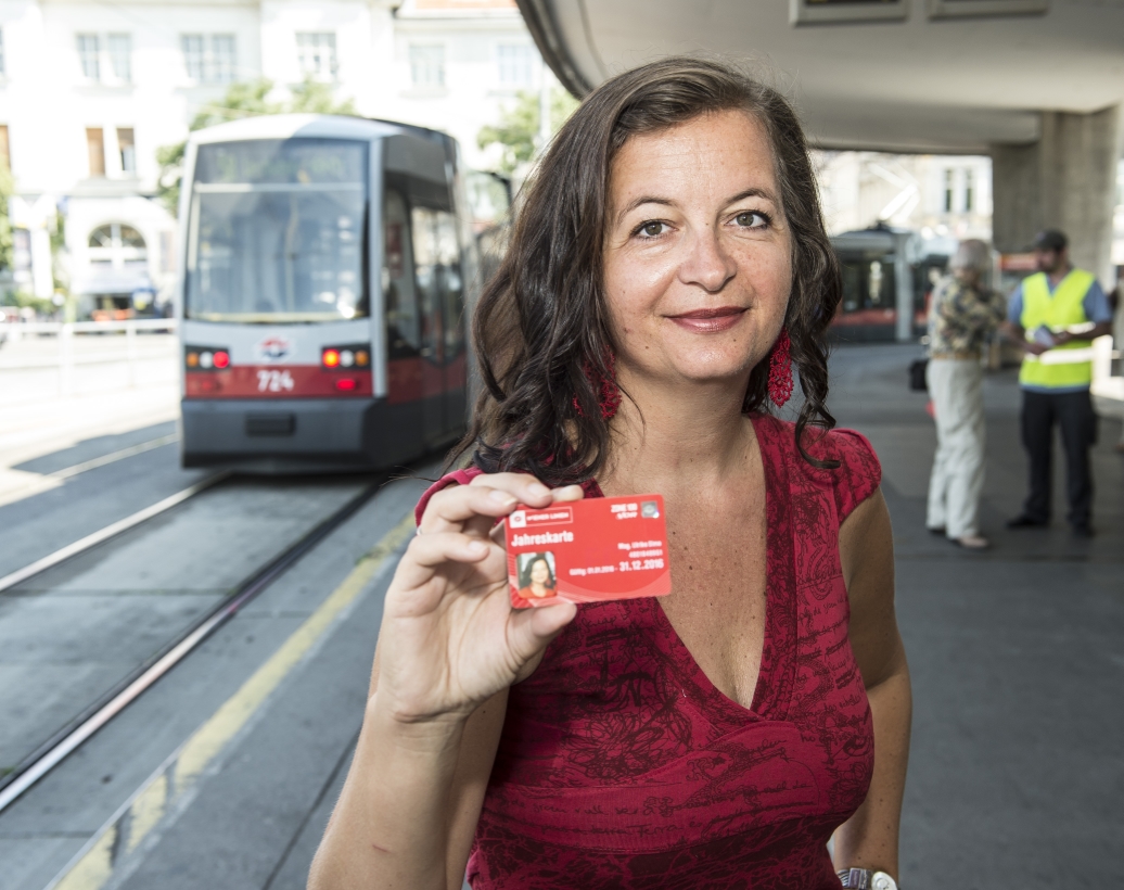 Im Bild: Öffi-Stadträtin Ulli Sima mit Jahreskarte.