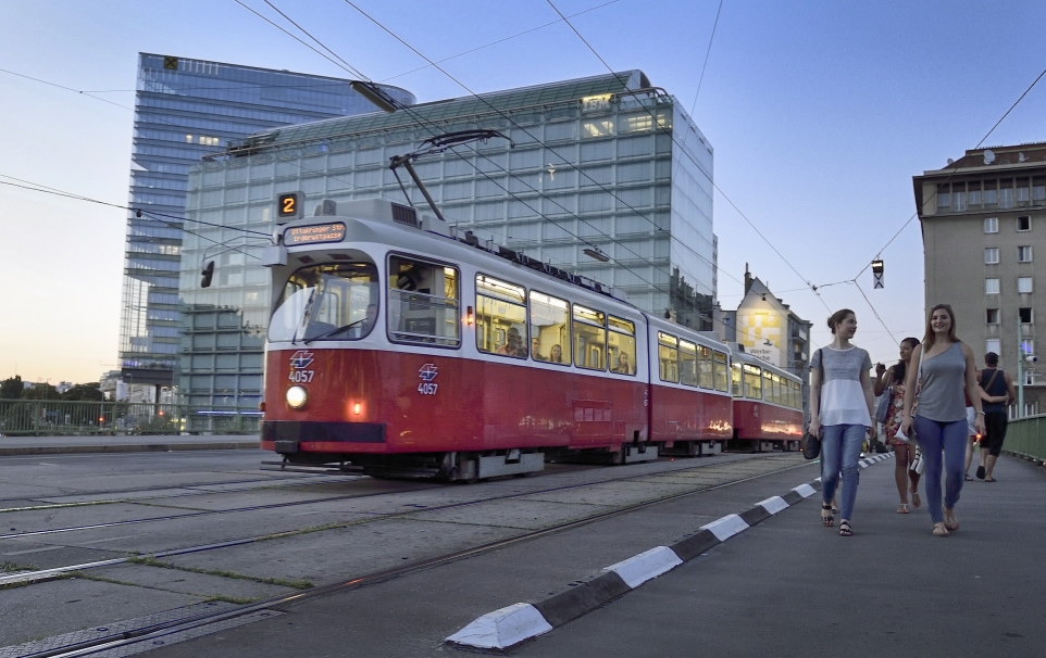 Straßenbahn der Linie 2 auf der Marienbrücke.