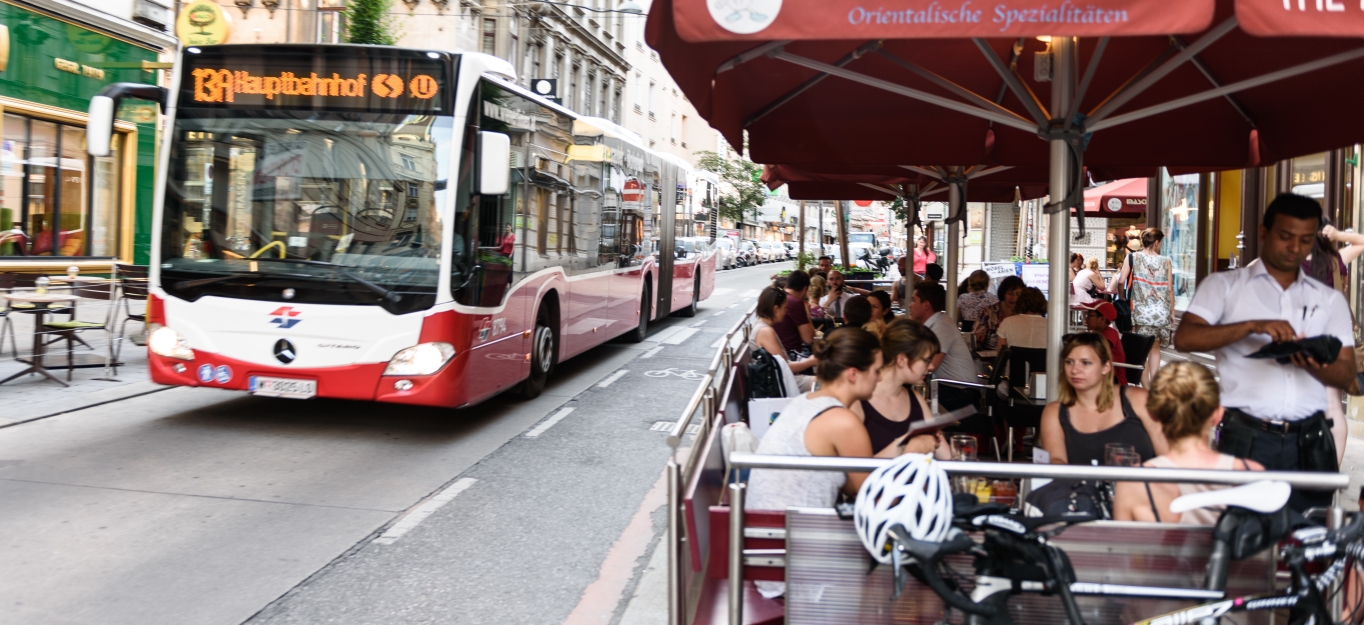 Im den Sommermonaten mit den Wiener Linien durch die Stadt. Im Bild Autobus der Linie 13A.