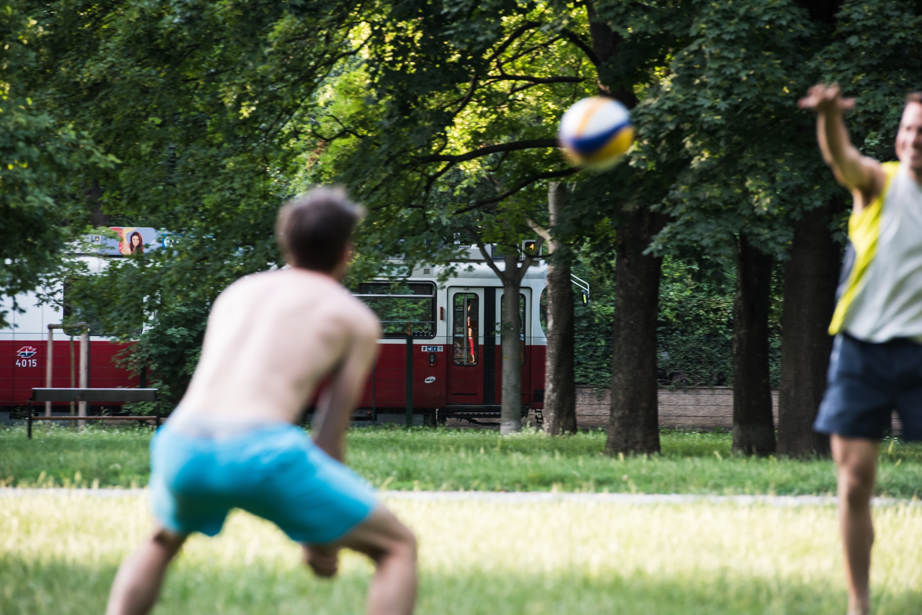 Straßenbahnlinie 1 Vorbeifahrt Jesuitenwiese, Menschen spielen Volleyball