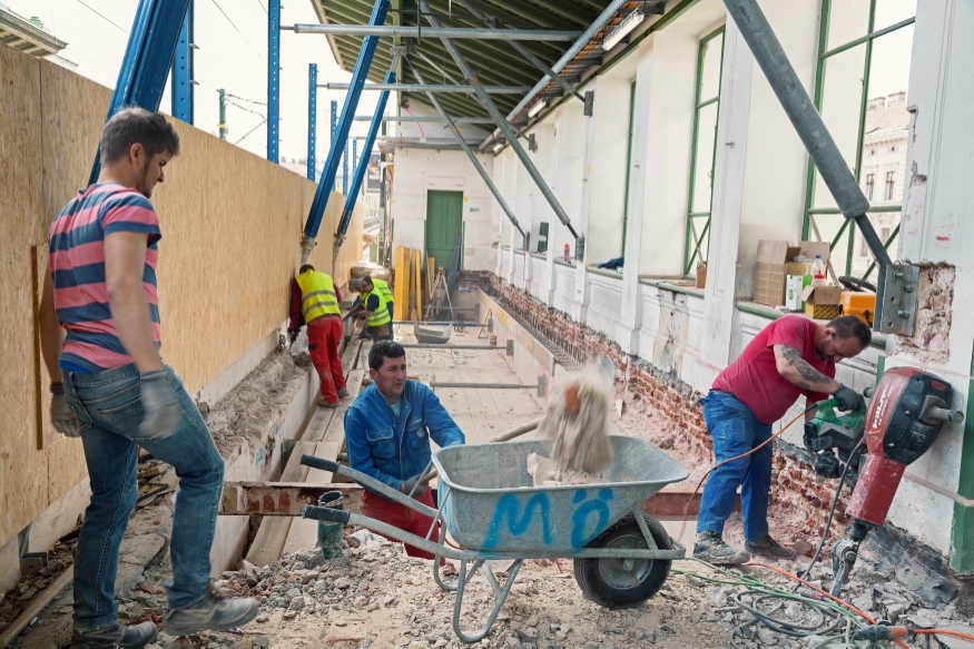 U6 Station Währingerstraße wird saniert, der alte Bahnsteig Richtung Siebenhirten wird abgerissen; April 2016