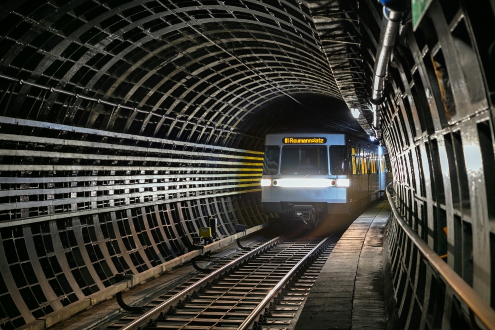 Zug der Linie U1 im Verbindungstunnel von der U4 zur U1 kurz vor dem Stephansplatz