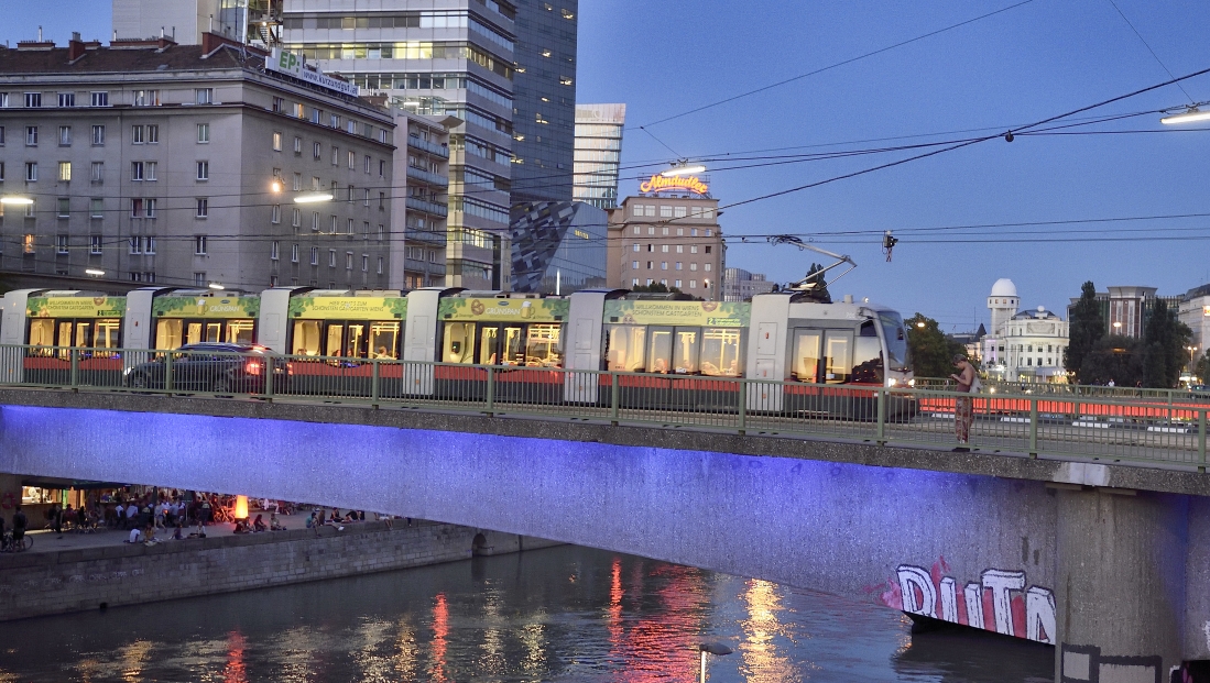 Straßenbahn der Linie 2 auf der Marienbrücke.