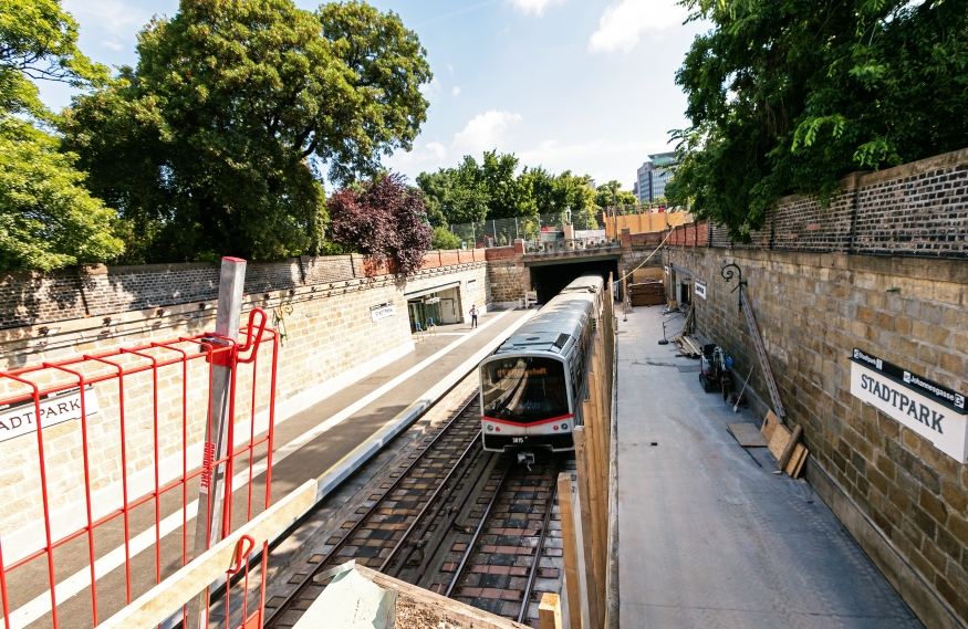 U4 Station Stadtpark, jetzt wird das Dach und der Bahnsteig Richtung Heiligenstadt saniert, 18.Juli 2016