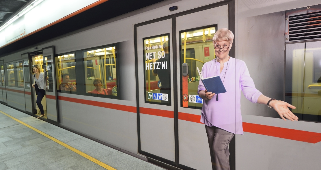 Beklebungen auf U-Bahn-Zügen machen auf das Blockieren der U-Bahn-Türen aufmerksam