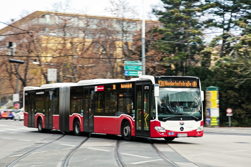 Ein Bus der Linie 10A in der Schloßallee Fahrtrichtung Niederhofstraße