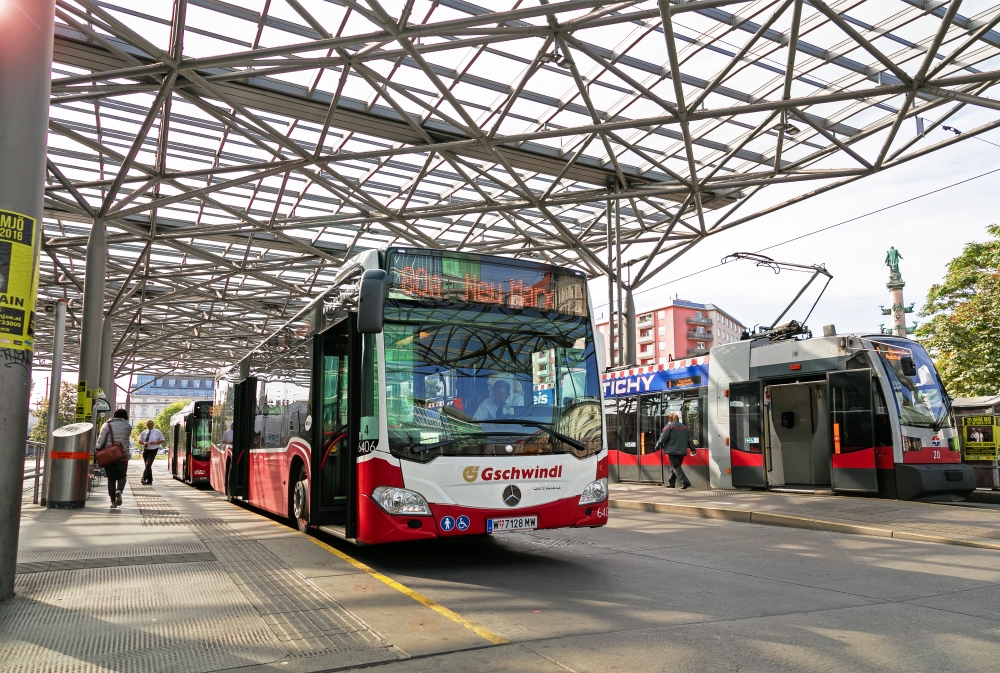 Bus Linie 80A und Linie O am Praterstern