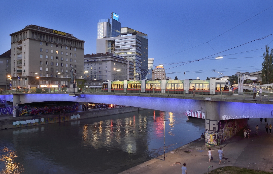 Straßenbahn der Linie 2 auf der Marienbrücke.