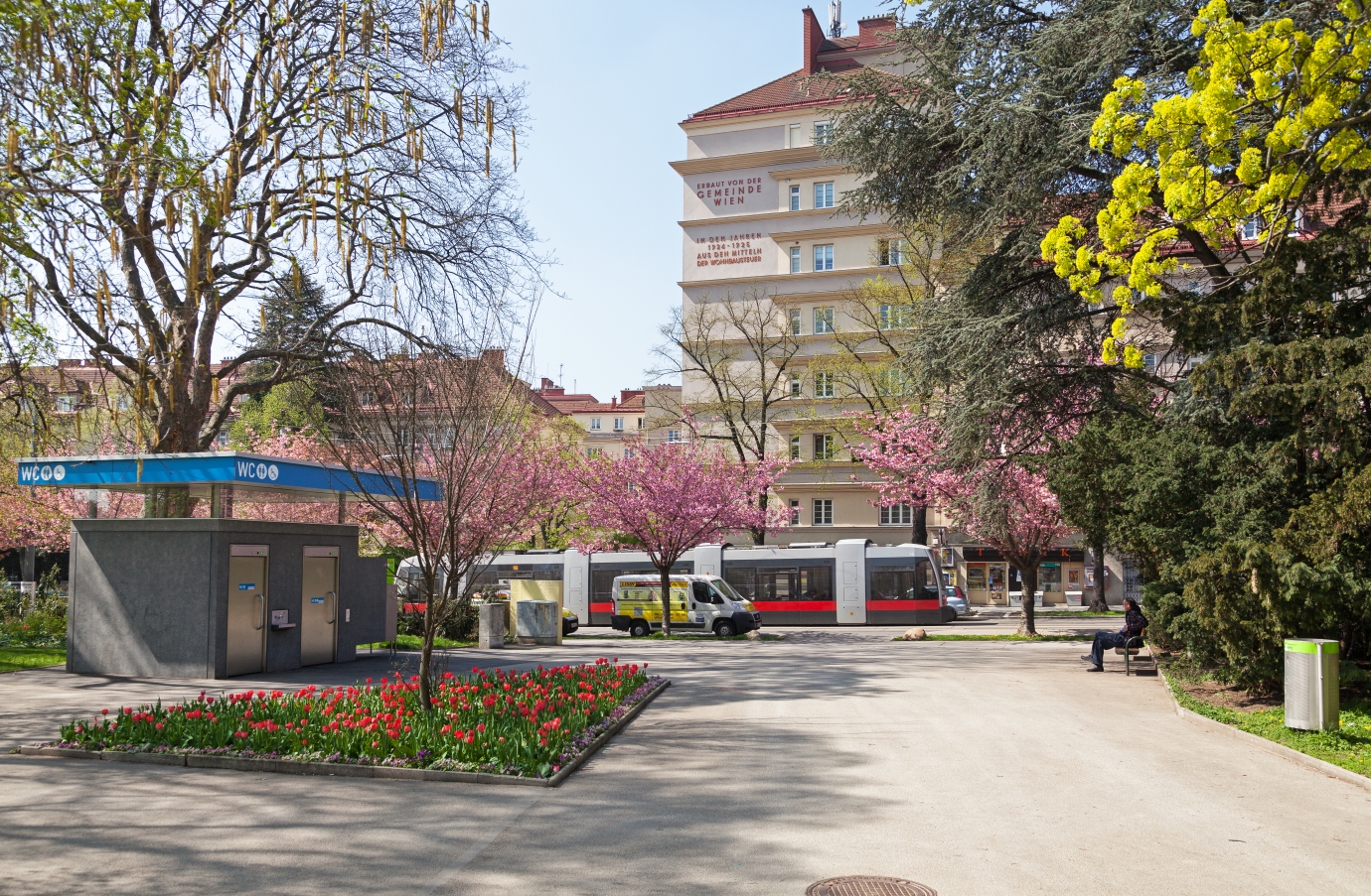 Linie 10 mit der Type A1, Sandleitengasse, Kongresspark  Frühling 2016