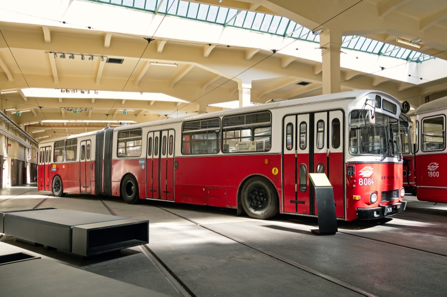 Dieser Bus stürzte am 1. August 1976 beim Einsturz der Reichsbrücke in die Donau. Heute steht er in der Ausstellung des Verkehrsmuseums Remise.