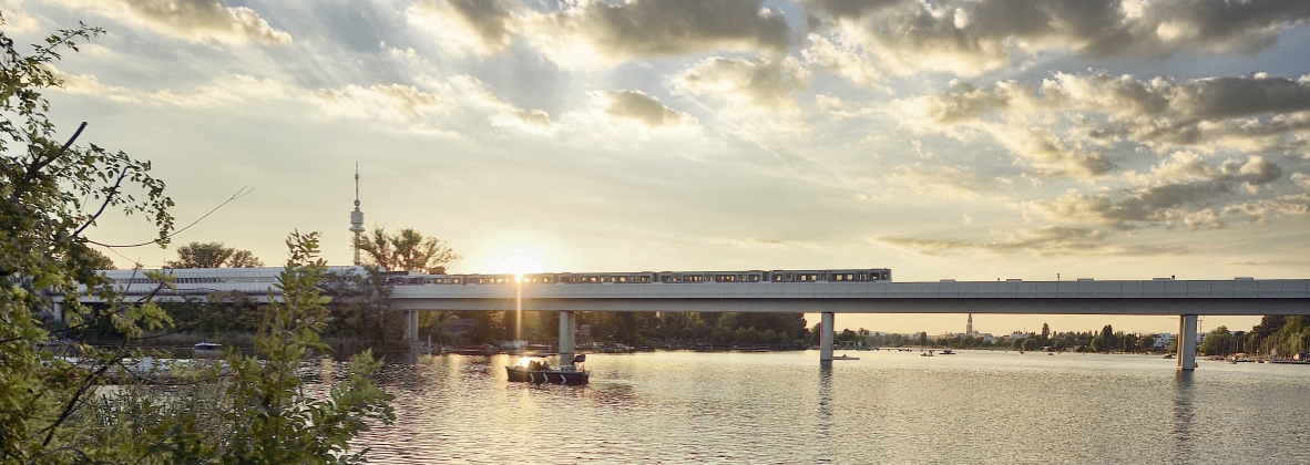 Zug der Linie U1 auf der Brücke über die Alte Donau.