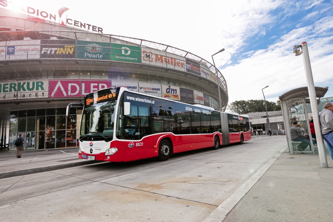 Ein Bus der Linie 11A beim Stadioncenter,Ernst Happel Stadion