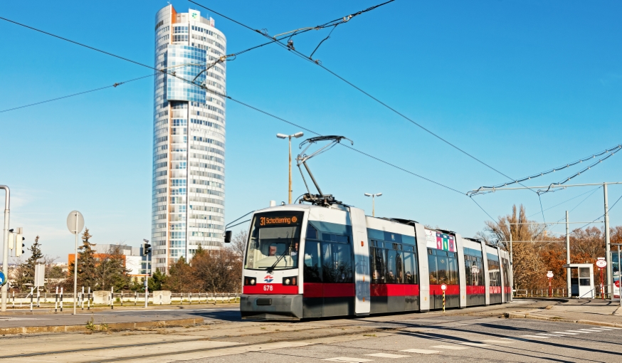 Linie 31 mit Type B ( ULF )  Floridsdorfer Brücke, Donauinsel