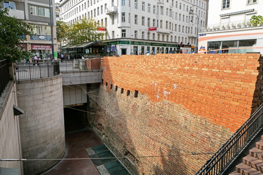 Die Station Stubentor mit der alten Stadtmauer