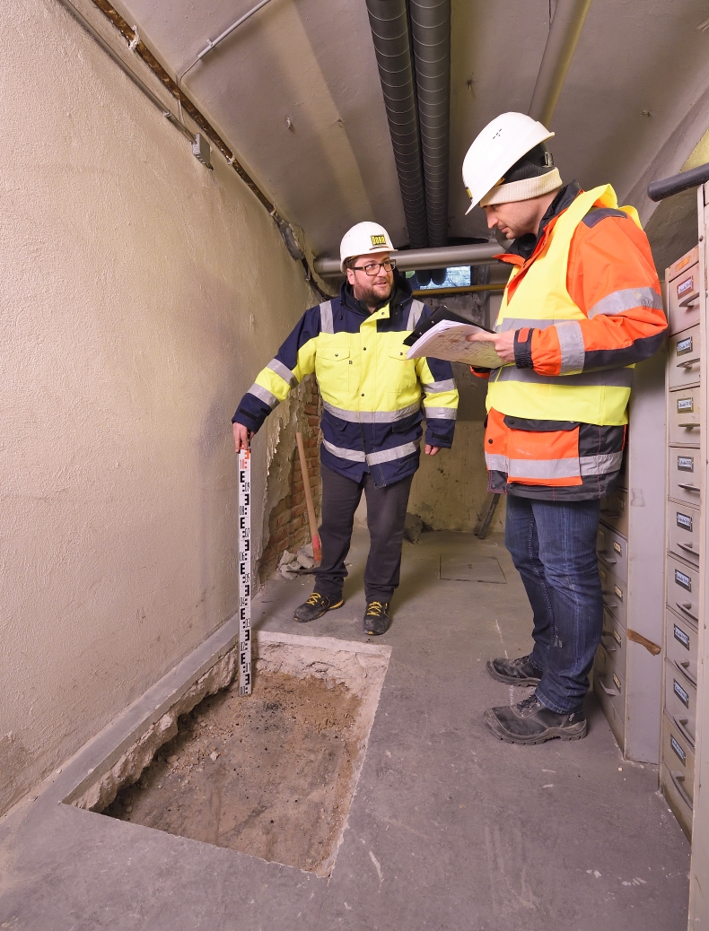 In des betroffenen Häusern oberhalb der geplanten U-Bahn-Tunnel der Linie U2 Richtung Süden werden Grabungen zur Feststellung der Qualität und Tiefe der Fundamente durchgeführt.