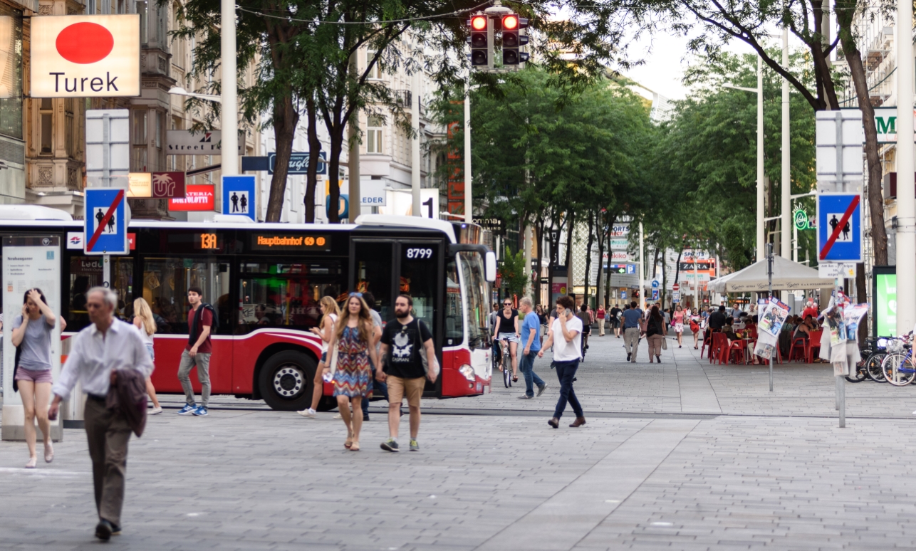 Im den Sommermonaten mit den Wiener Linien durch die Stadt. Im Bild Autobus der Linie 13A.