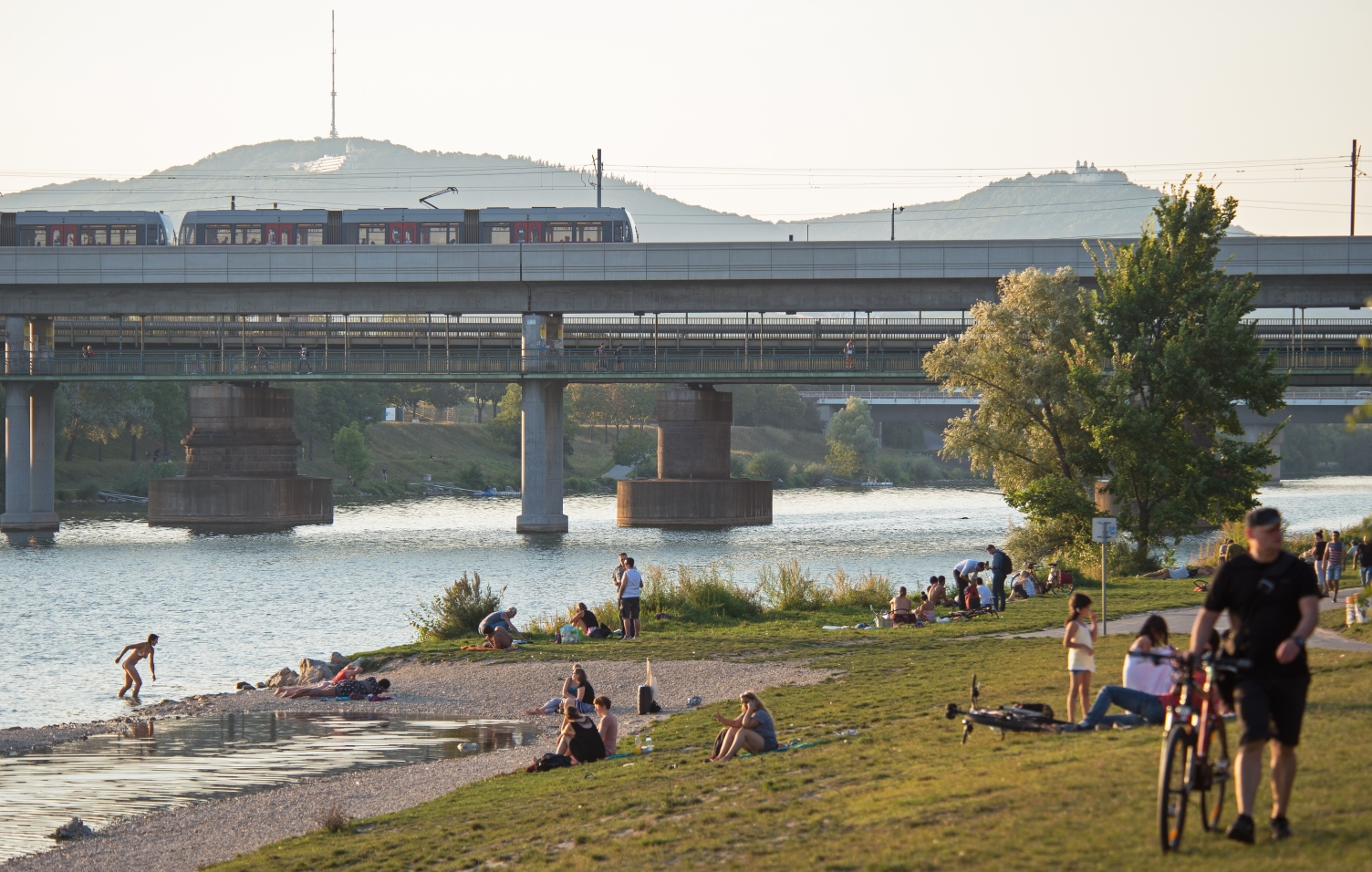 U6  Station Neue Donau mit T-Zug und Badegäste an der Donauinsel