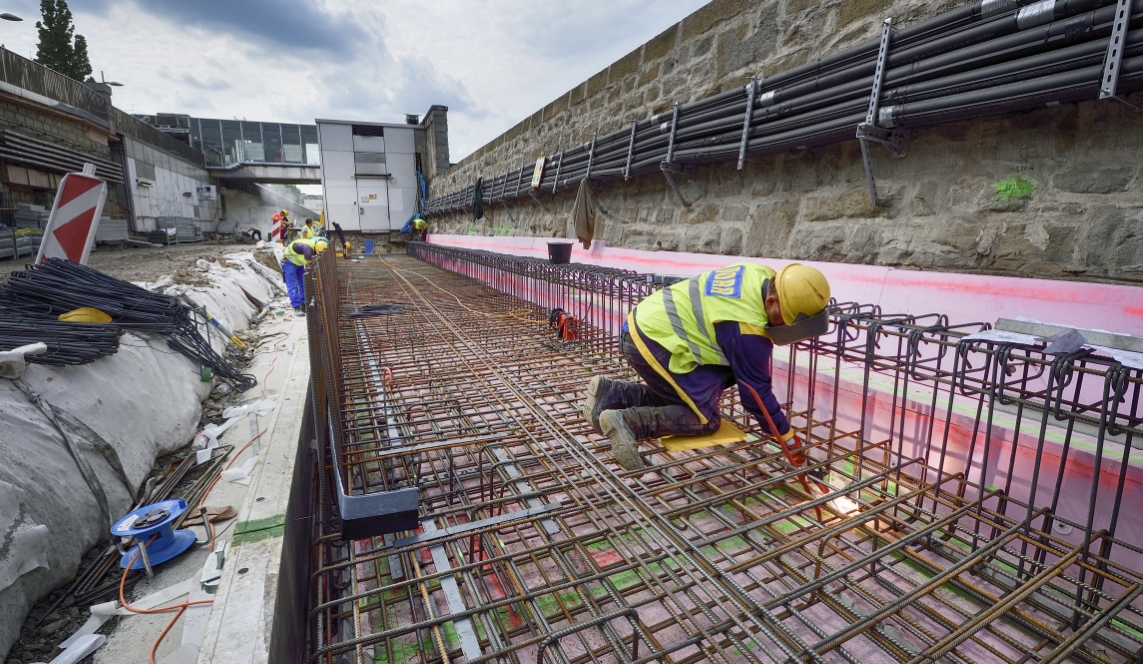 Fortschritt der Sanierungsmaßnahmen im Bereich der Station Braunschweiggasse.