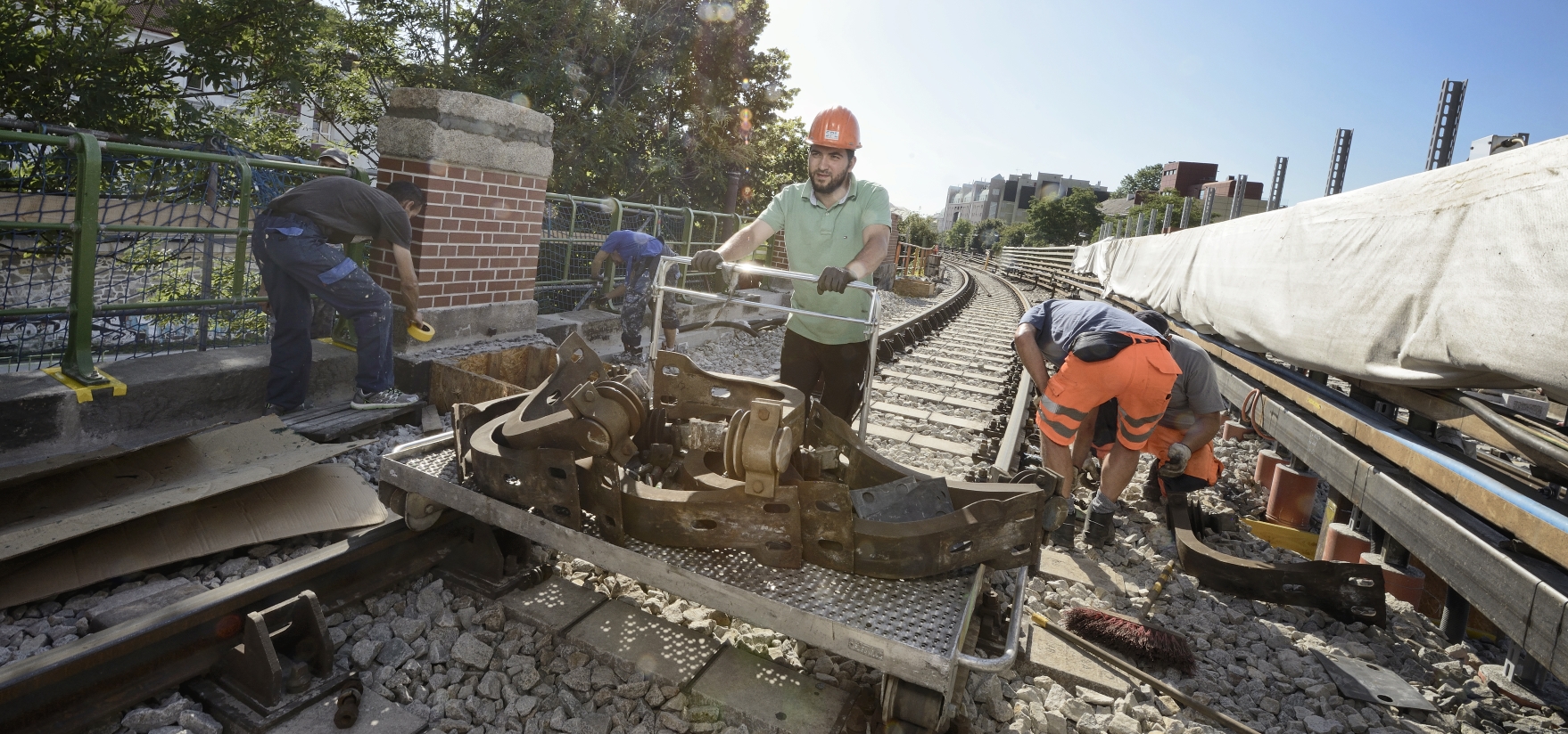 Fortschritt der Sanierungsmaßnahmen im Bereich des Viadukts nahe der Station Hütteldorf.