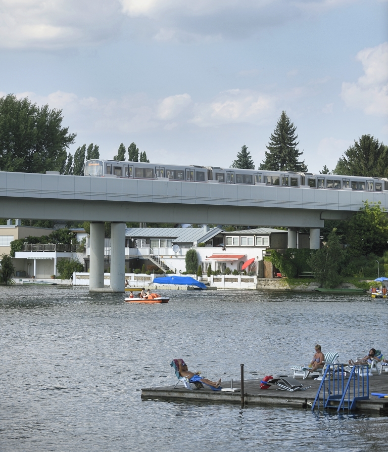 Zug der Linie U1 auf der Brücke über die Alte Donau.