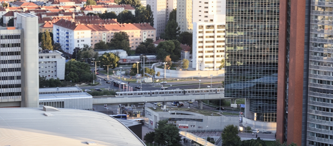 Zug der Linie U1 nahe der Station Kaisermühlen, Vienna International Center.