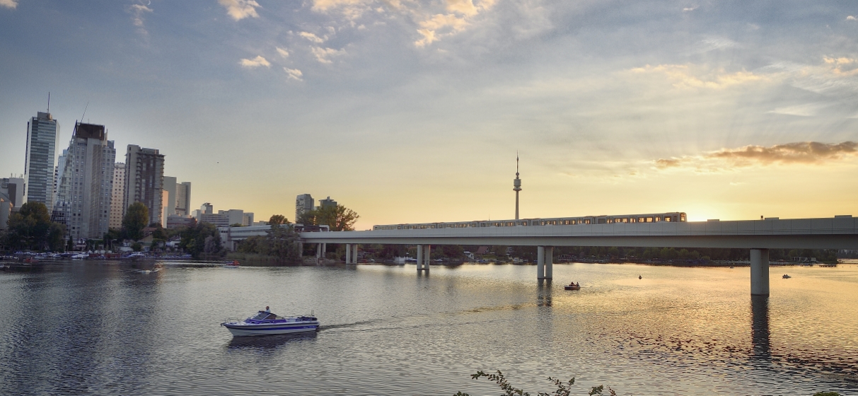 Zug der Linie U1 auf der Brücke über die Alte Donau.