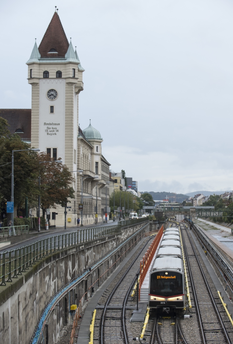 Nach der umfangreichen U4-Modernisierung ist die Linie U4 wieder auf ganzer Strecke bis Hütteldorf unterwegs. Zug der Linie U4 vor Einfahrt in die Station Hietzing.