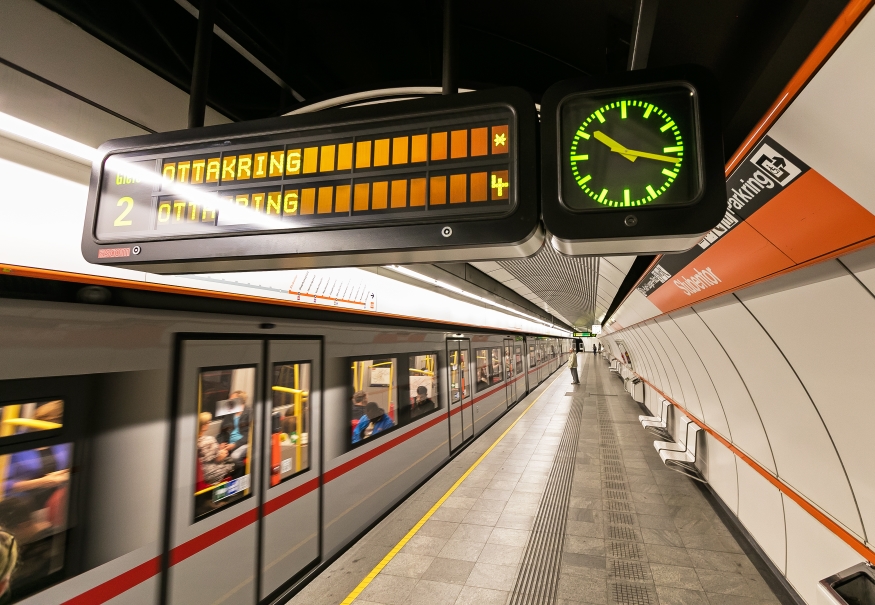 U3-Station Stubentor mit V-Zug und Zugzielanzeige