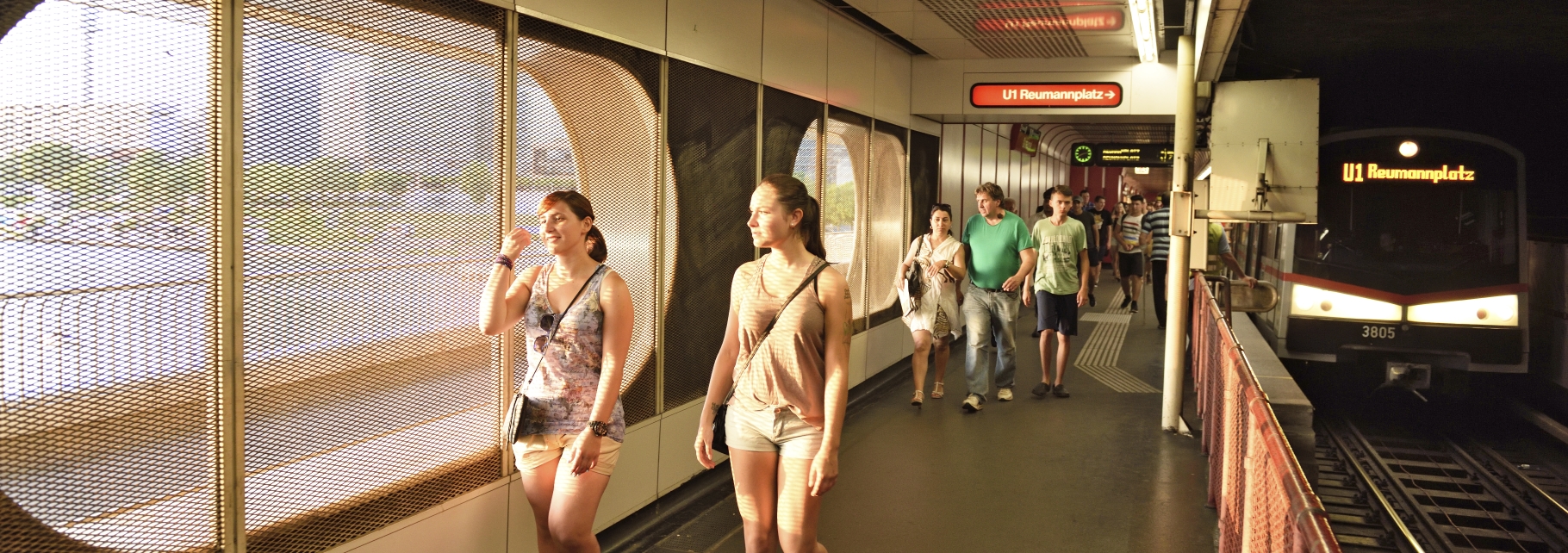 Am besten reist man mit den Wiener Linien zum Donauinselfest, dem größten Open-Air Festival Europas. So wie hier mit der U1.