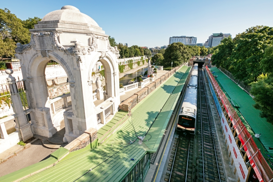 U4 Station Stadtpark, Sanierung der Station Richtung Schönbrunnt mit V-Zug, August 2016