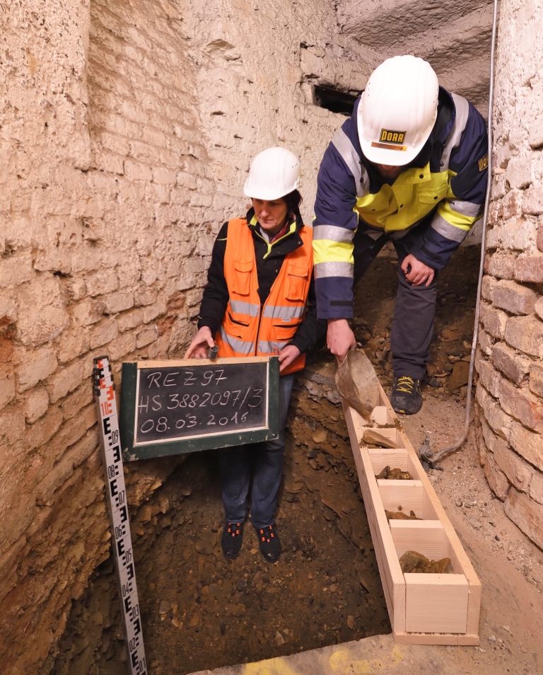 In des betroffenen Häusern oberhalb der geplanten U-Bahn-Tunnel der Linie U2 Richtung Süden werden Grabungen zur Feststellung der Qualität und Tiefe der Fundamente durchgeführt.