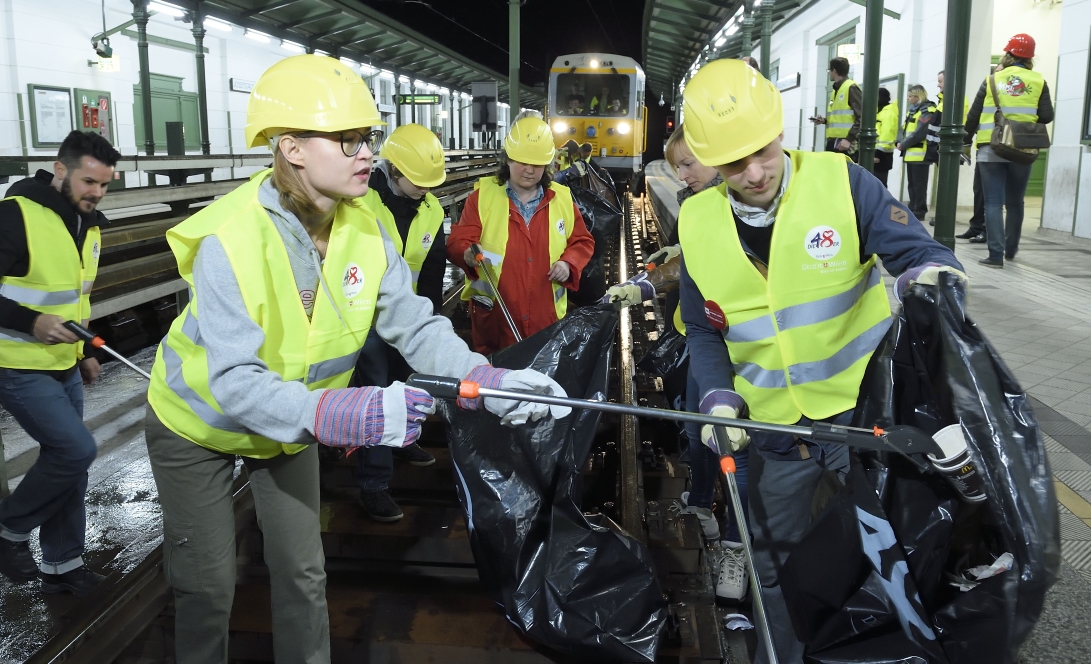 Reinigung des Gleisbereichs der U6 Trasse zwischen den Stationen Josefstädter Straße und Thaliastraße durch 25 Teilnehmer die per Heute-Gewinnspiel ausgewählt werden.