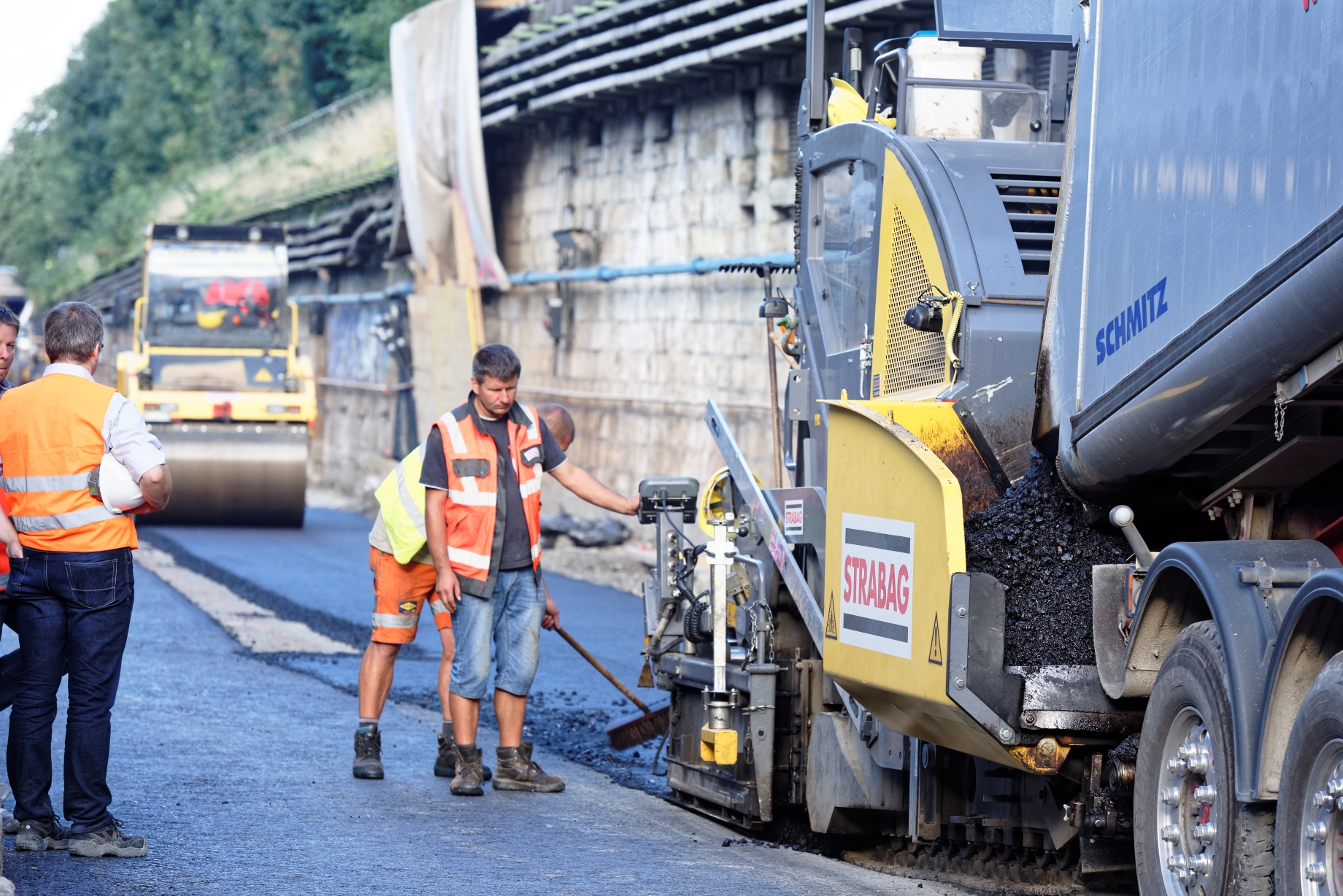 Asphaltierungsarbeiten im Bereich der U-Bahnstation Hietzing