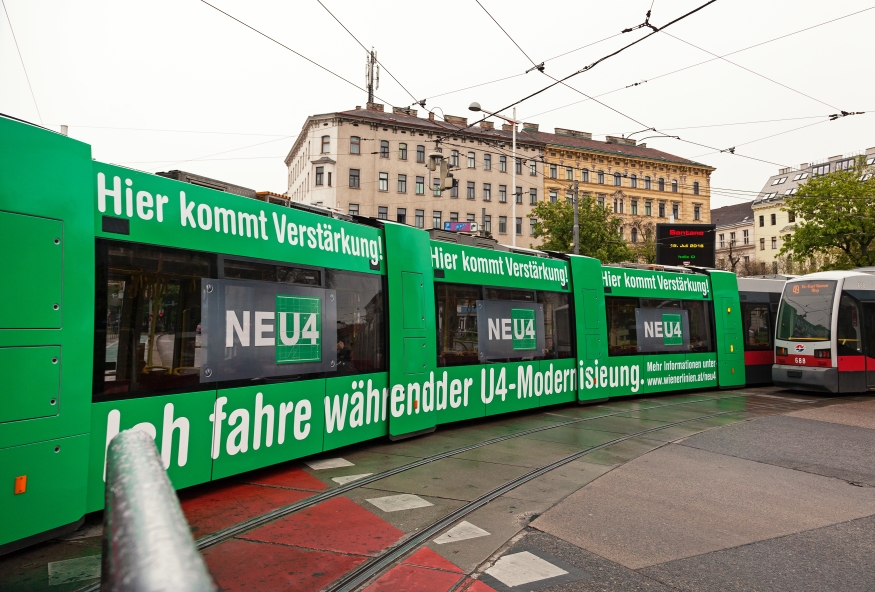 Ulf Type B1 mit Werbung für U4 Modernisierung, Urban Loritz Platz, Gürtel, April 2016