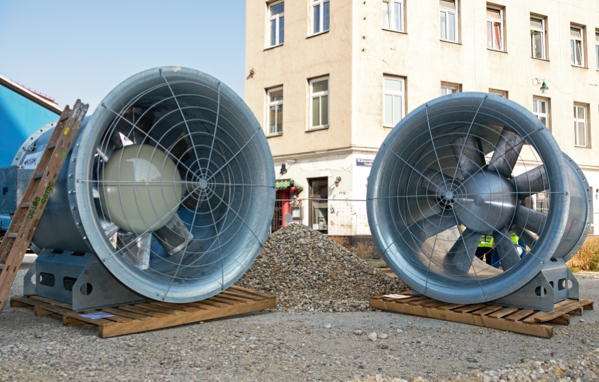 Im Bereich der U1 Baustelle Troststraße werden neue Ventilatoren geliefert