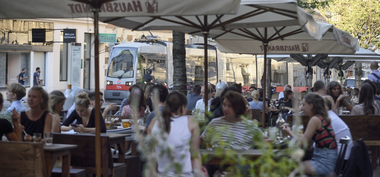 Straßenbahn der Linie 49 am Siebensternplatz.