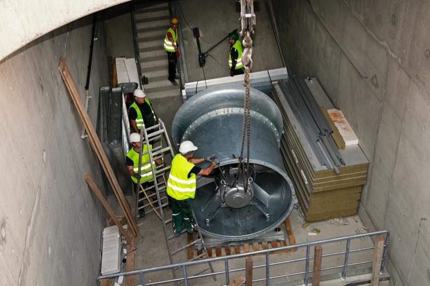 Im Bereich der U1 Baustelle Troststraße werden neue Ventilatoren geliefert